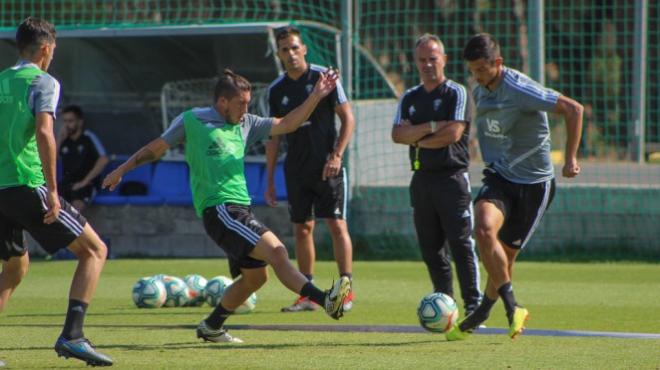 Espino, con Marcos Mauro en un entrenamiento (Foto: Cádiz CF).