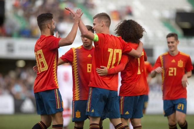 Fran Beltrán, al fondo, celebra junto a sus compañeros uno de los goles de España ante Montenegro.