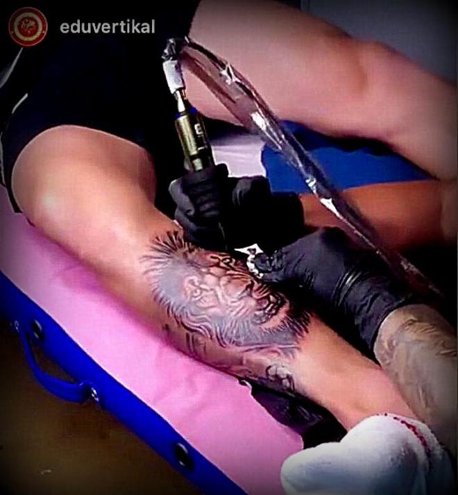 El capitán Iker Muniain se ha tatuado un león del Athletic en la pierna