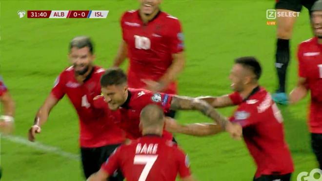 Keidi, de espaldas, celebrando un gol de Albania ante Islandia.