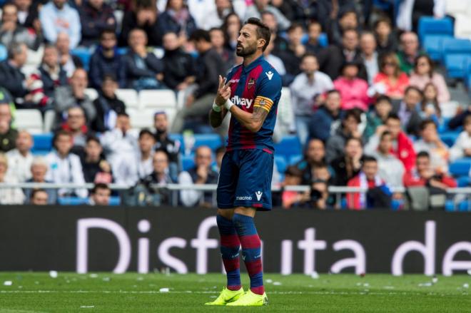 Morales celebra un gol con el Levante UD.