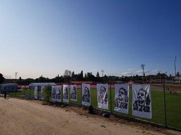 Pancartas de apoyo al Mono Burgos en el entrenamiento (Foto: @arteche1903).