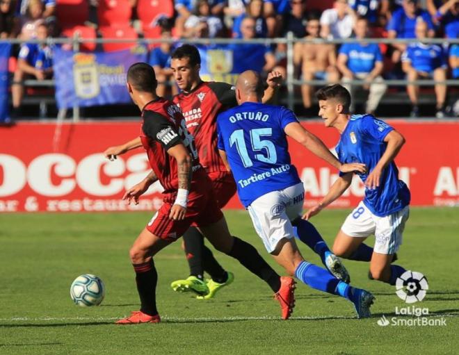 Riki y Ortuño presionan a un rival en el partido ante el Mirandés.