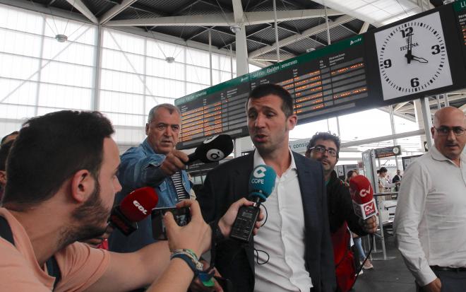 Albert Celades en su llegada a Valencia (Foto: David González).
