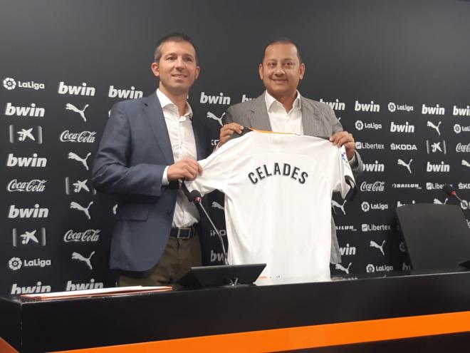 Anil Murthy junto a Albert Celades en su presentación como nuevo entrenador del Valencia CF.