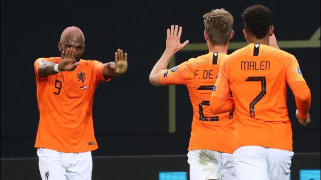 Babel celebra su gol con Holanda ante Estonia (Foto: EFE).