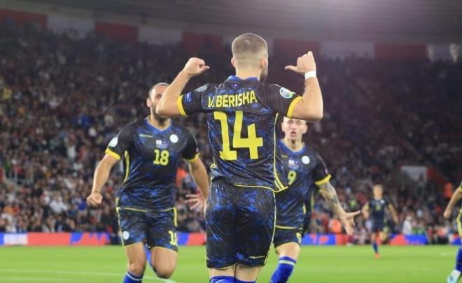 Berisha celebra su gol con Kosovo ante Inglaterra.