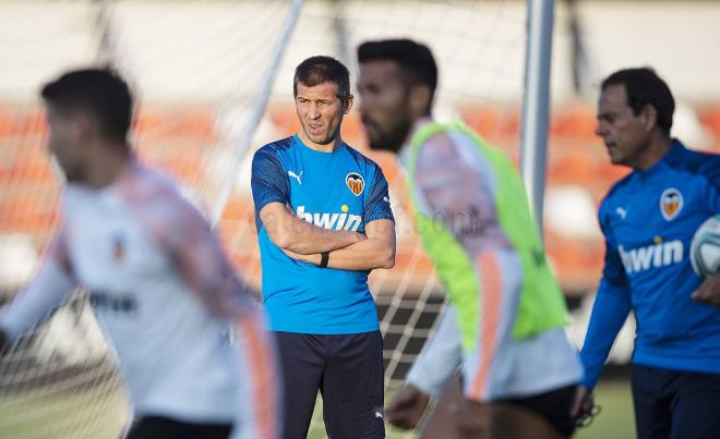Celades observa un entrenamiento en Paterna (Foto: Valencia CF)