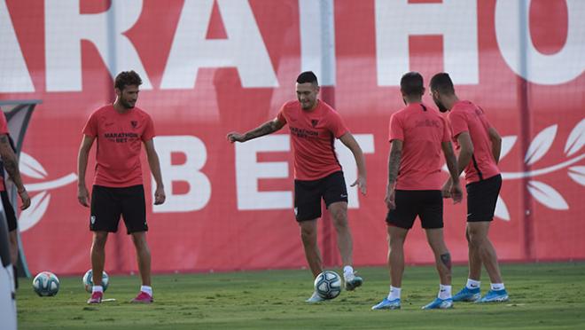 Ocampos toca balón en el entrenamiento de este miércoles (Foto: Kiko Hurtado).