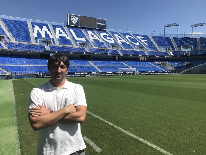 Goitia, en La Rosaleda, atendiendo a ElDesmarque.