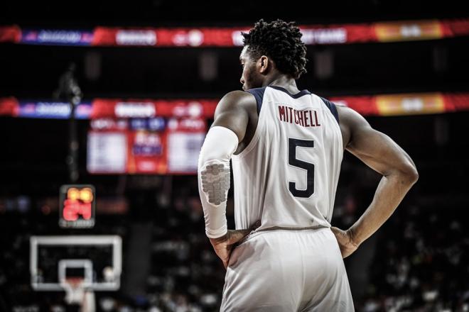 Donovan Mitchell, lamentándose (Foto: FIBA).