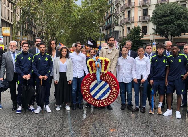 Miembros del RCD Espanyol realizan su tradicional ofrenda