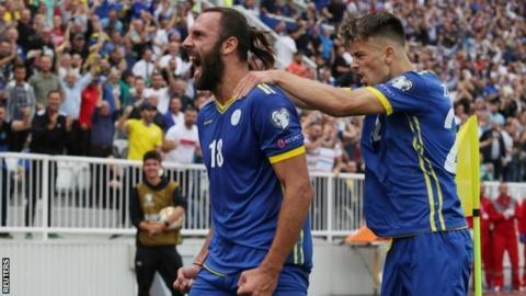 Muriqi, jugador de Kosovo, celebra un gol con su selección durante el último parón internacional.