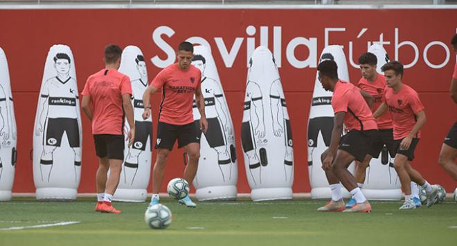 Chicharito, en su primer entrenamiento con el Sevilla. (Foto: Kiko Hurtado).
