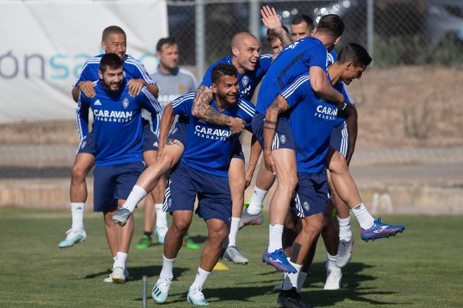 Varios jugadores del Real Zaragoza se divierten en el último entrenamiento (Foto: Daniel Marzo).