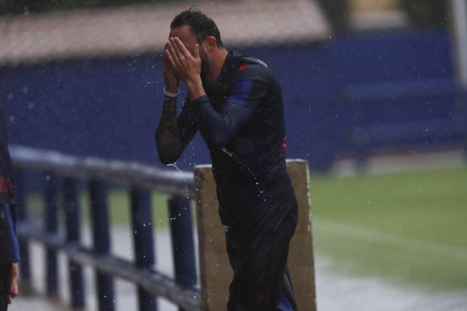 Morales bañado por la lluvia en un entrenamiento del Levante (Foto. David González).