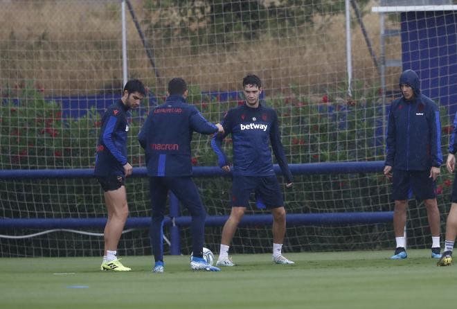 Los jugadores del Levante en el entreno del jueves.