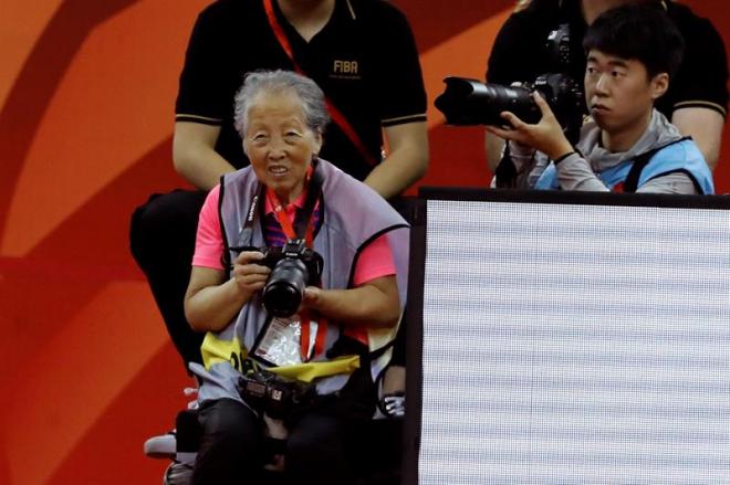 La octogenaria fotógrafa Hong Nanli, durante el Mundial de baloncesto de China (Foto: EFE).