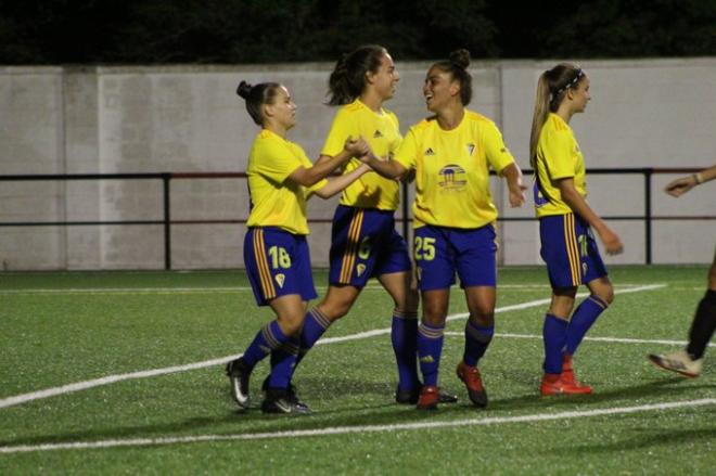 Jugadores del Cádiz Femenino durante un partido de pretemporada (Foto: CCF).