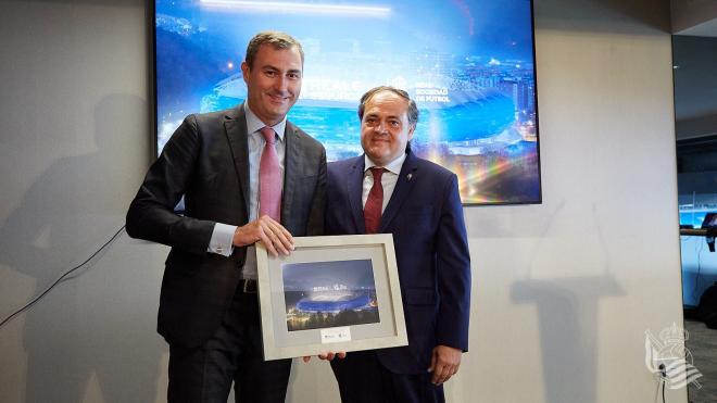Ignacio Mariscal, CEO de Reale Seguros, junto a Jokin Aperribay, en la presentación del Reale Arena (Foto: Real Sociedad).