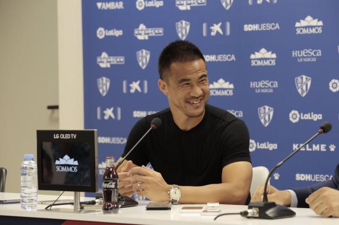 Okazaki, sonriente en su presentación con el Huesca (Foto: SD Huesca).
