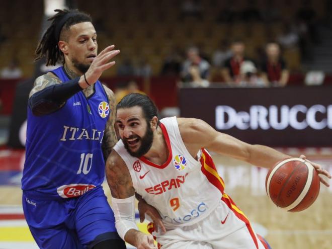 Ricky Rubio conduce un balón ante Daniel Hackett.