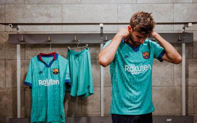 Gerard Piqué posa con la tercera camiseta del FC Barcelona.