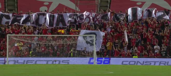 La afición del Mallorca despliega un tifo como homenaje al jugador del Athletic Club Aritz Aduriz.