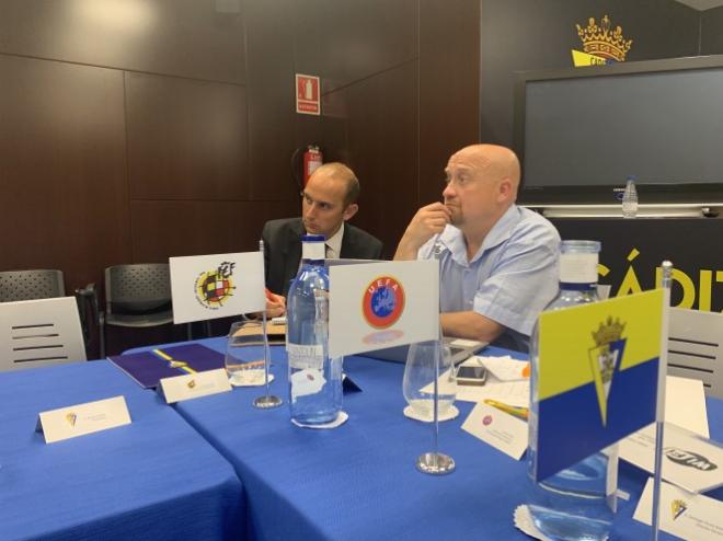 Agentes de la UEFA y la RFEF, presentes en el Ramón de Carranza (Foto: CCF).