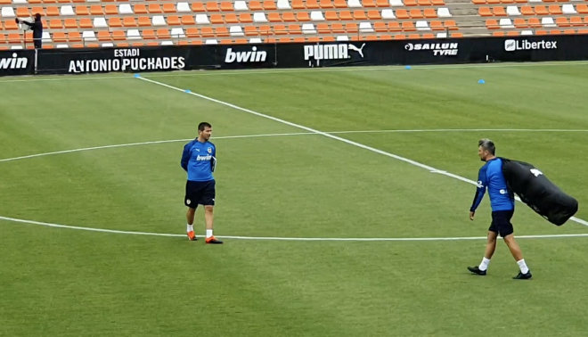Celades dirigió el entrenamiento previo al partido ante el Barcelona.