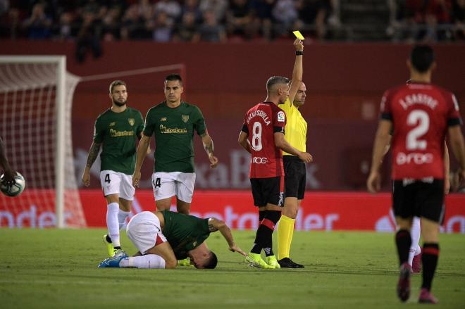 Salva Sevilla protestándole al árbitro (Foto: Athletic).