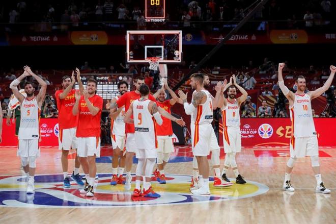 Los jugadores de la selección española de baloncesto celebran el pase a la final del Mundial.