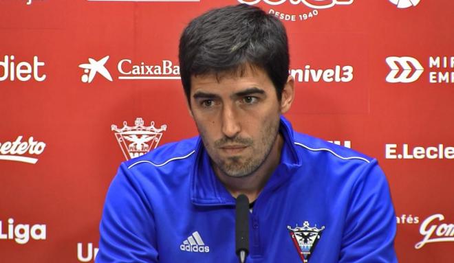 Iraola, en rueda de prensa como entrenador del Mirandés.