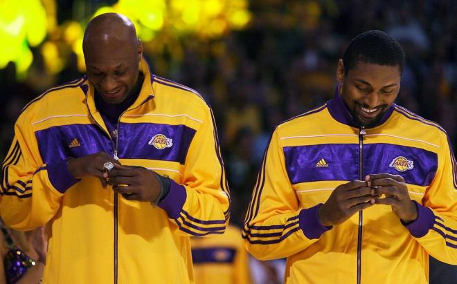 Lamar Odom y Metta World Peace reciben sus anillos de campeones NBA junto a Pau Gasol, hermano de Marc.