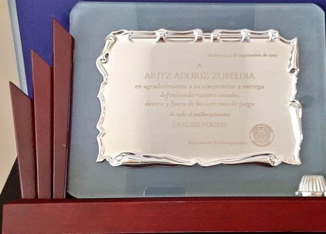 Placa conmemorativa que recibió Aritz Aduriz en Son Moix (Foto: @MMallorquinista).
