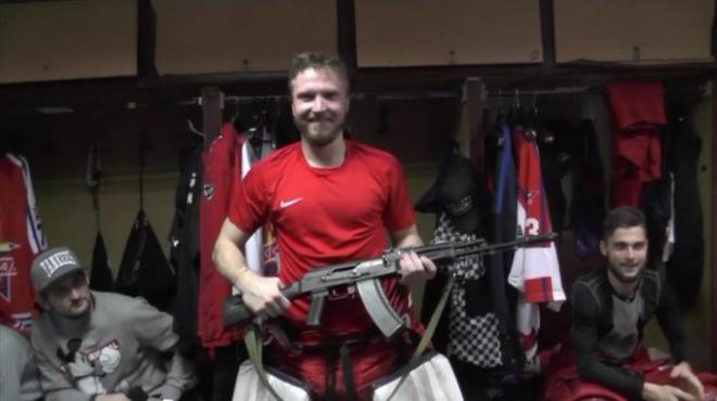Saveli Kononov, con su AK-47 tras ser el mejor del partido.