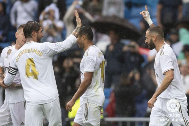 Sergio Ramos y Benzema celebran uno de los goles del francés ante el Levante (Foto: LaLiga).