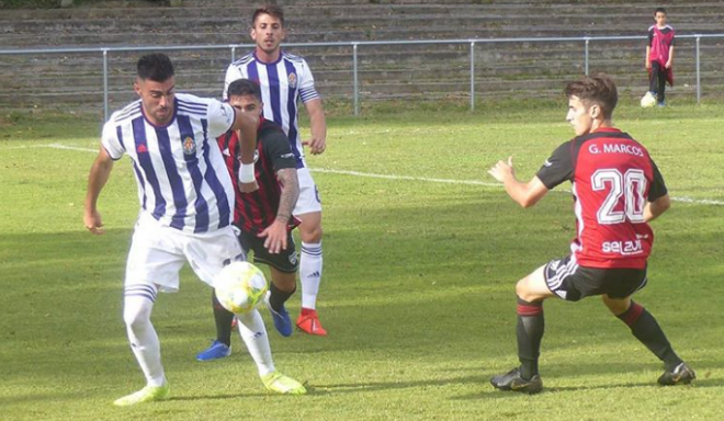 Kike Pérez controla el balón en Getxo (Foto: Real Valladolid).
