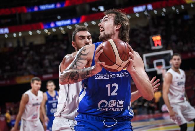 Ondrej Balvin busca el aro serbio (Foto: FIBA).