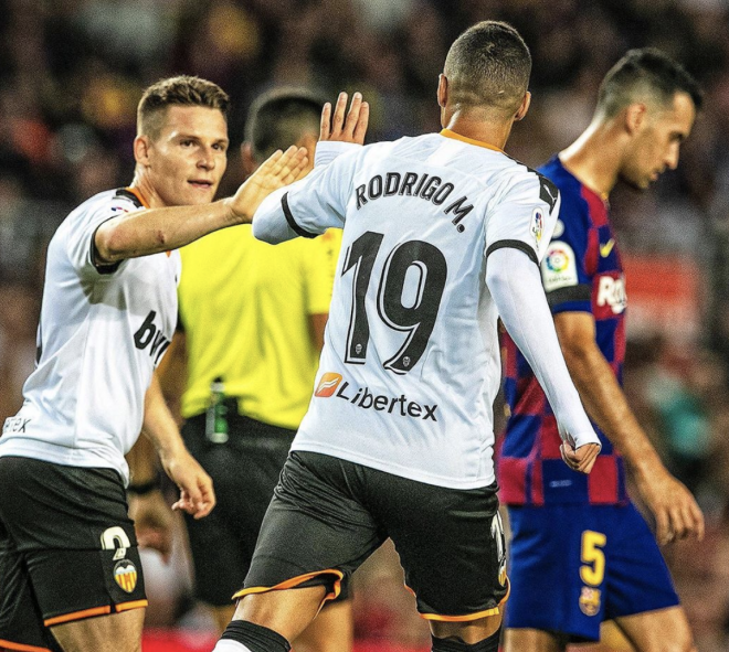 Rodrigo y Kevin Gameiro celebran un gol contra el Barcelona (Foto: Valencia CF).