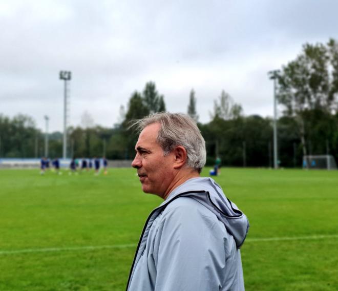Juan Carlos Campillo, el coach del Real Oviedo, presente en El Requexón (Foto: Real Oviedo).
