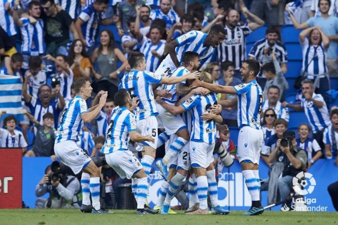 Los jugadores de la Real festejan el segundo gol de Nacho Monreal (Foto: Real Sociedad).