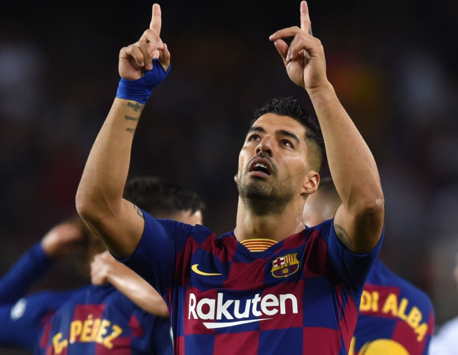 Luis Suárez señala al cielo tras marcar un gol con el Barcelona.