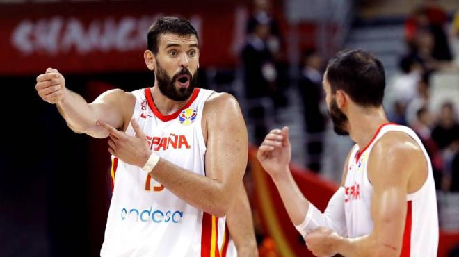 Marc Gasol protesta durante el partido ante Polonia.