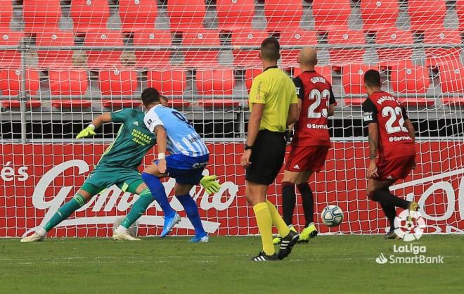 Sadiku, rematando en la jugada del gol ante el Mirandés (Foto: LaLiga).