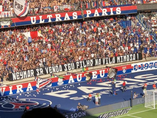 Pancartas de los ultras del PSG a Neymar.