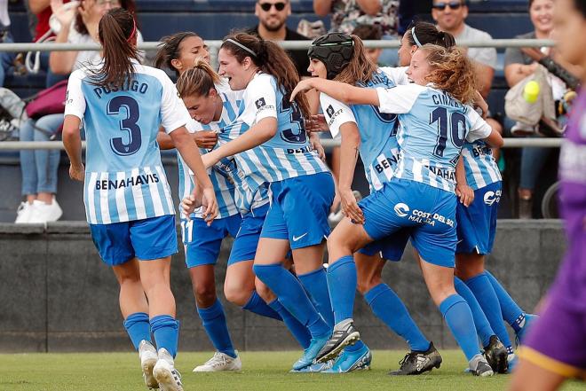 Las jugadoras blanquiazules celebran el gol de Lorena (Foto: Málaga CF).