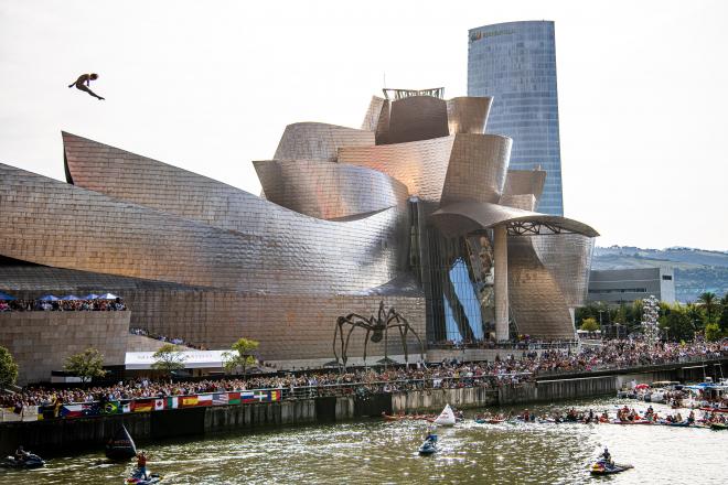 El Museo Guggenheim Bilbao ha sido testigo en cuatro ocasiones de los impresionante saltos de los clavadistas.