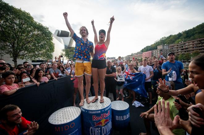 Gary Hunt y Rhiannan Iffland se proclamaron en Bilbao campeones del Red Bull Cliff Diving 2019.