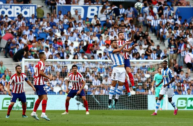 Saúl y Mikel Merino pugnan por un balón aéreo (Foto: Atlético de Madrid).